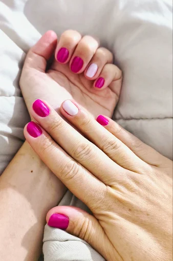 Unhas esmaltadas em rosa e rosa claro, trabalho do Studio Gleyce Antunes